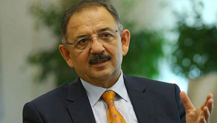 Deprem sırasında kayalar koptu, toz bulutu yükseldi